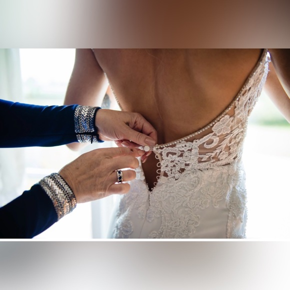 Enzoani : Mckinley : Ivory/Nude : Wedding Dress : Mermaid,train : V-Neck straps - Picture 2 of 16